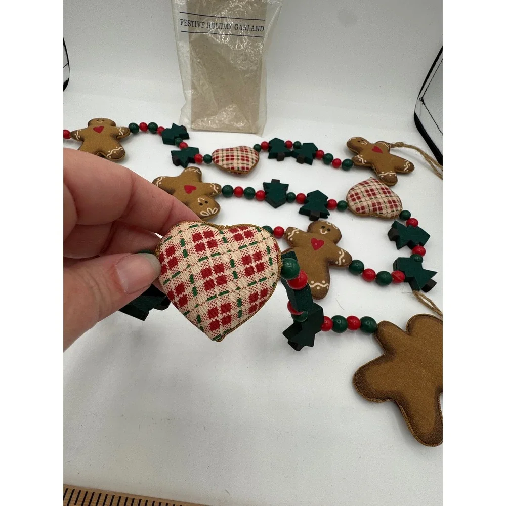 Avon Gift Collection Festive Holiday Garland Gingerbread Men Hearts Wood Trees